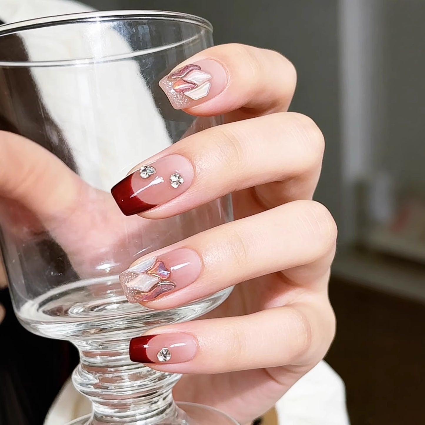 Handmade Phototherapy Wearable Nails, New Year Party Style, Wholesale, Luxurious Feel, Ultra-Thin Nail Patches